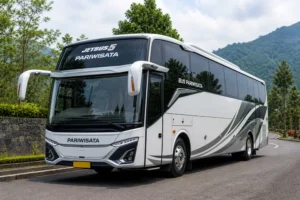 Mobil melaju di jalur wisata pegunungan saat liburan di Bandung